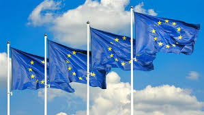 EU flag i blæst og skyer